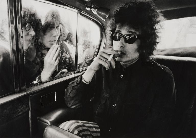 Berry Feinstein, “Bob Dylan, Fans Looking in Limo, London”, 1996.