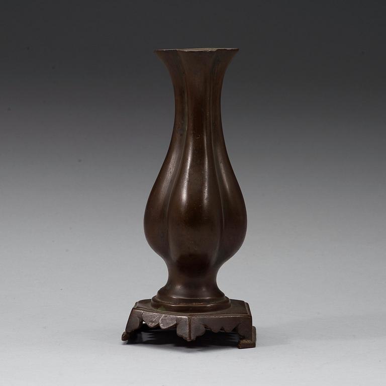 A bronse vase, Ming dynasty or early Qing dynasty.