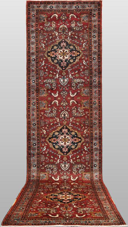 A figural Hamadan runner carpet, 450 x 112 cm.