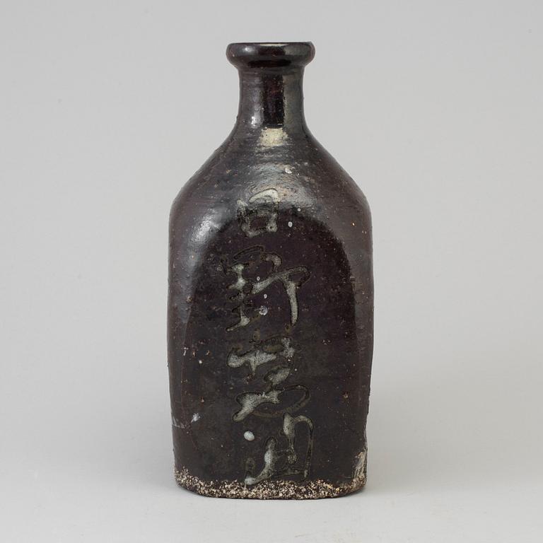 A Japanese ceramic bottle, Meiji (1868-1912).