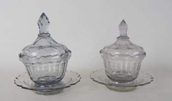 BONBONJÄRER, ett par snarlika, glas, 1800-tal.