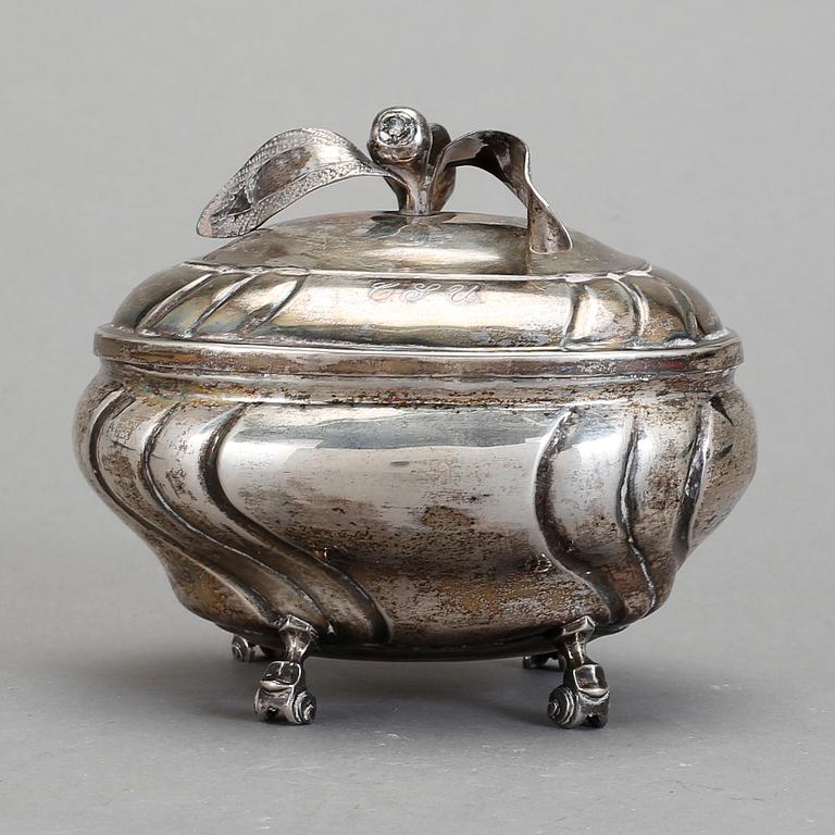 SOCKERSKRIN, silver, Johan Ascher, Växjö 1762.Total vikt 227 cm. Senbarock/Rokoko.