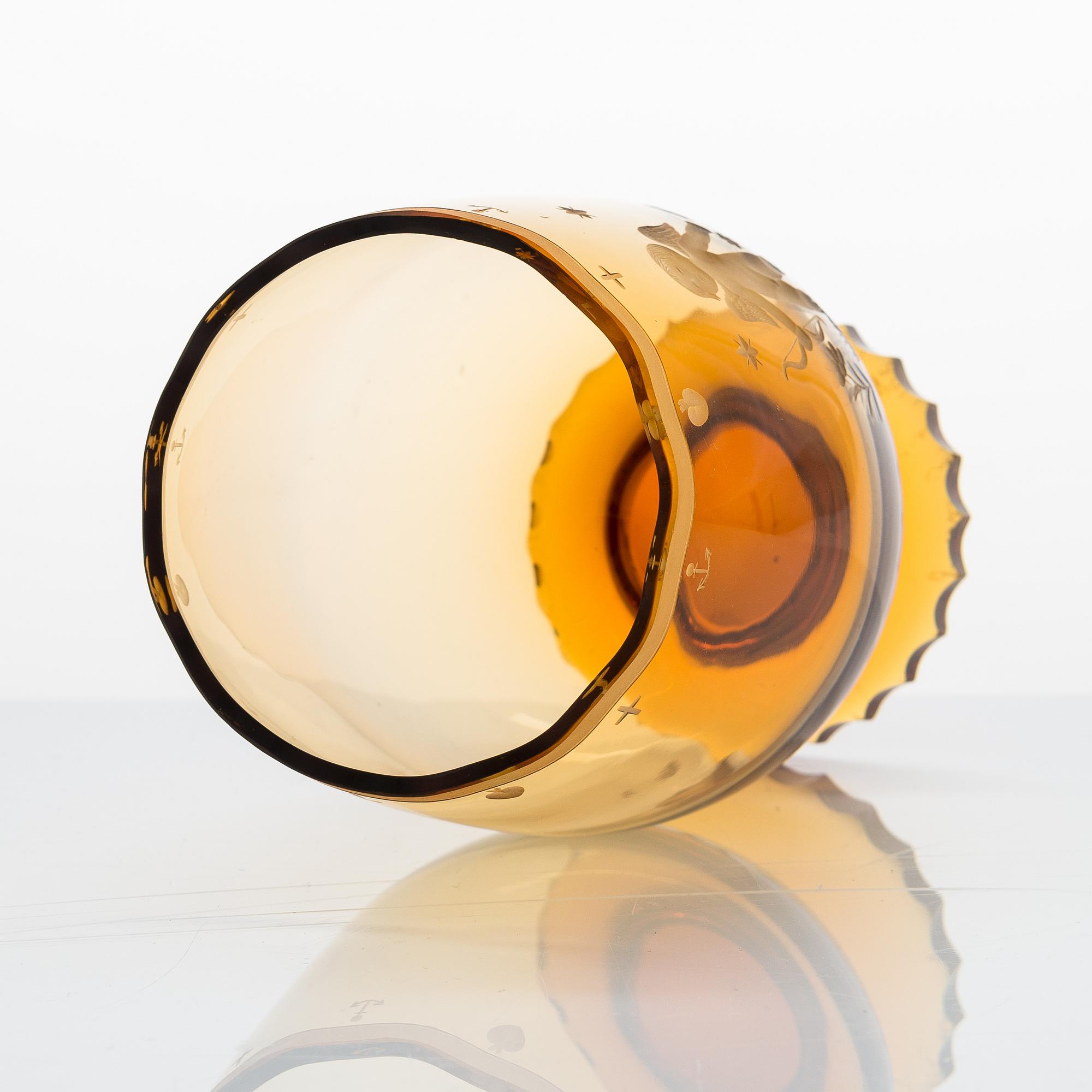 Gunilla Jung, pokaali, signeerattu Gunilla Jung, Karhula, epäselvä päiväys. Suunniteltu 1937.