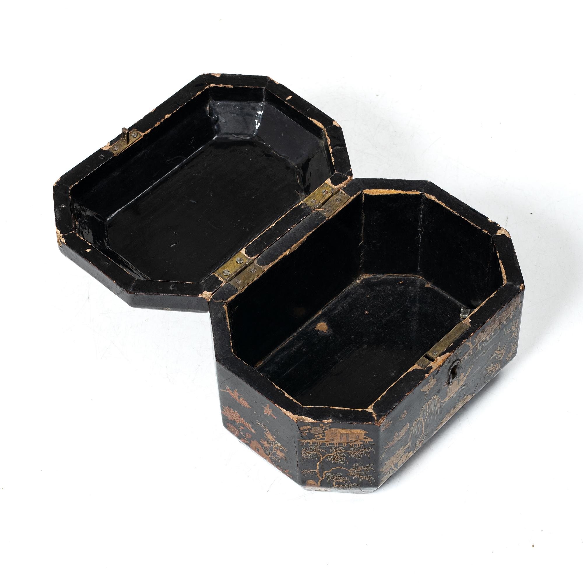 A Chinese laquered wooden box, around 1900.