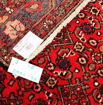 A Hamadan carpet, c. 299 x 159 cm.