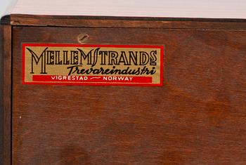 BARSKÅP, troligen Torbjörn Afdal, Mellemstrands trevareindustri, Vigrestad, Norge, etikettmärkt.