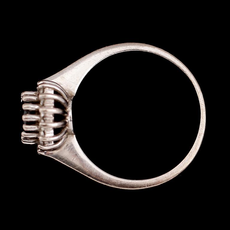 RING, 14 k vitguld, blå safir ca 1.20 ct, diamanter tot ca 0.16 ct.