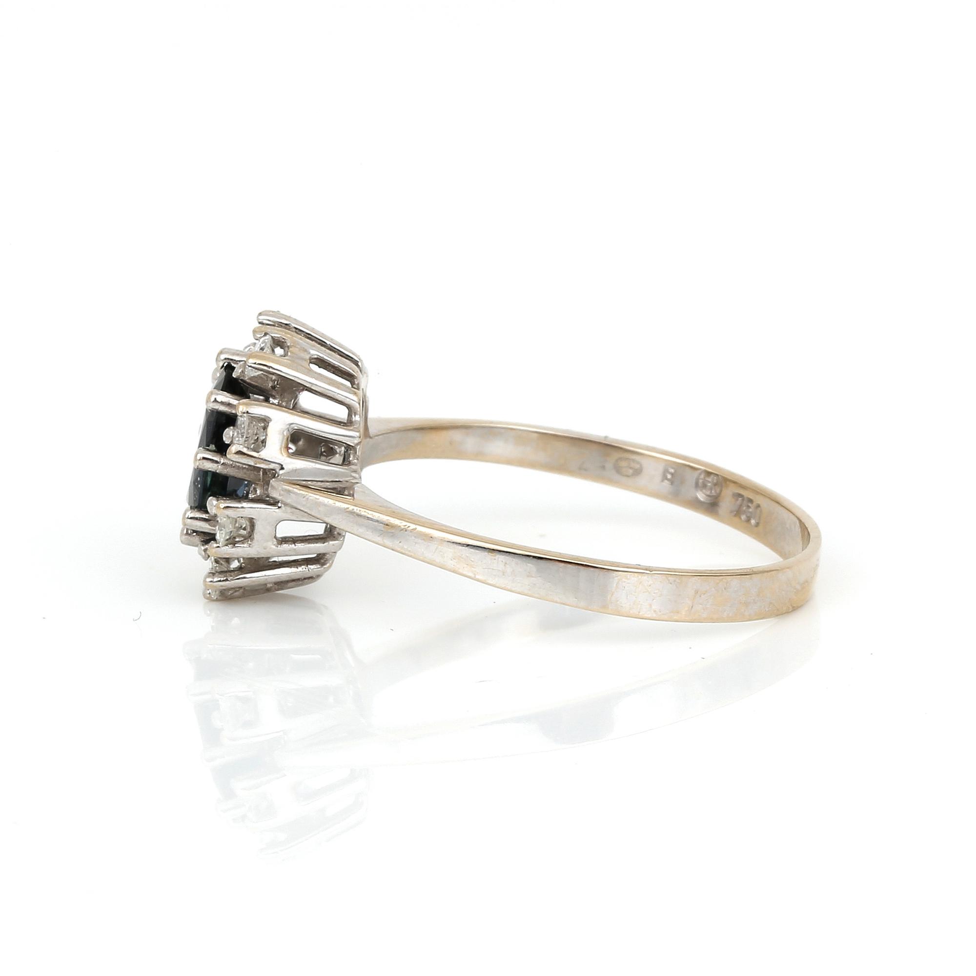 RING, 18K vitguld med ovalslipad safir ca 0,29 ct och briljantslipade diamanter tot ca 0.20 ct. Vikt ca 3,25 g.