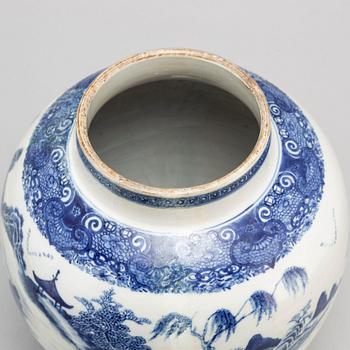 A blue and white export vase with cover, Qing dynasty, Qianlong (1736-95).