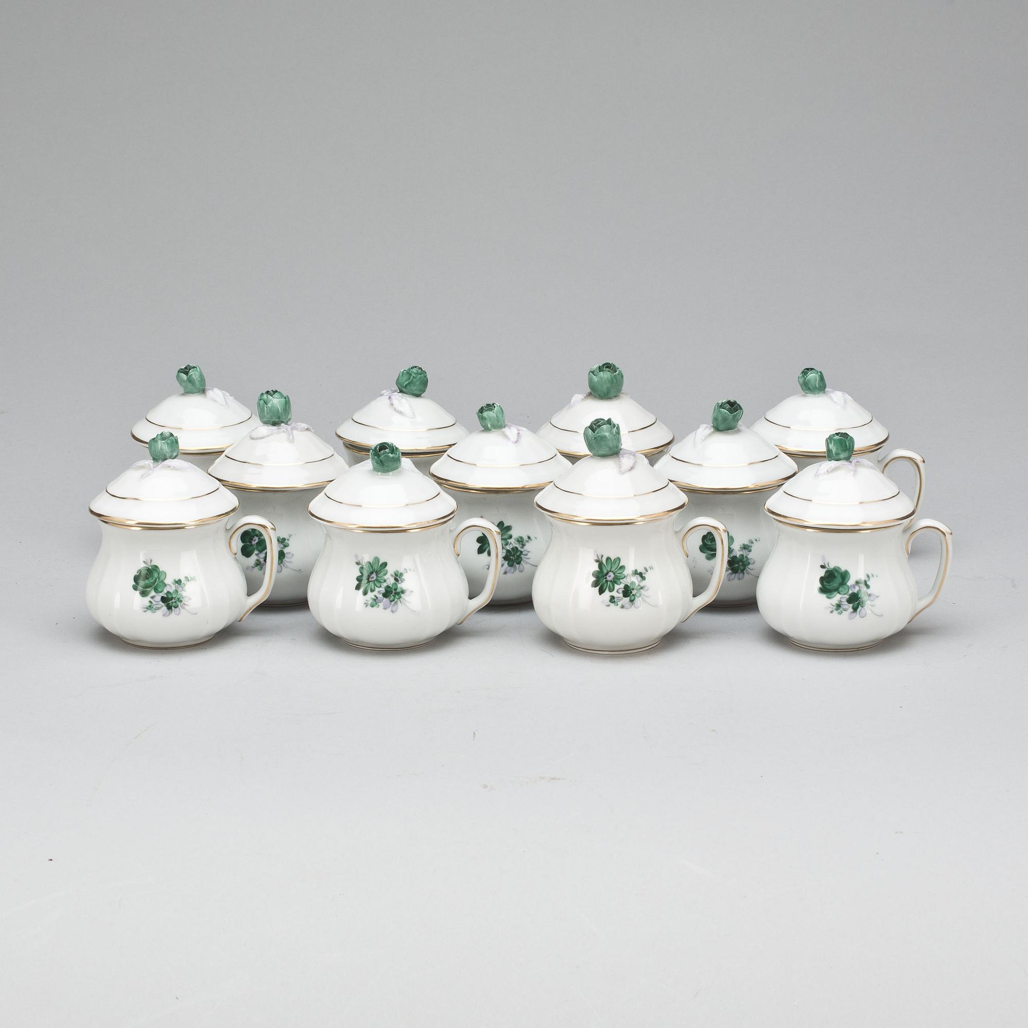 CREMEKOPPAR, 11 st. Porslin, rokokostil, von Schierholz.