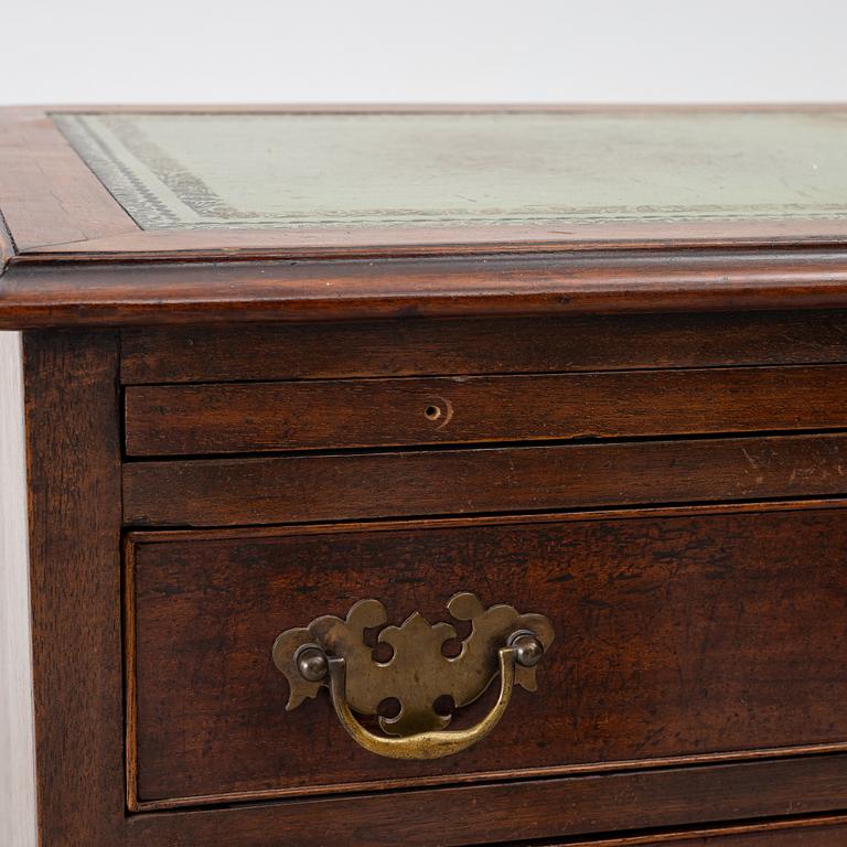 Sängbord, ett par, 1800-tal.
