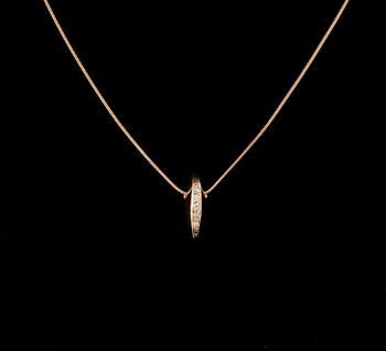 HÄNGE MED HALSKEDJA, 18K guld och 6 små briljantslipade diamanter, Bengt Hallberg. Vikt 5,9g.