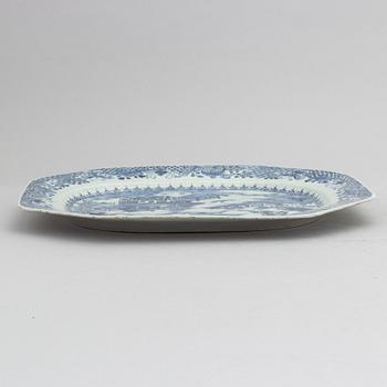 A Chinese blue and white porcelain serving dish, Qing dynasty, Qianlong (1736-95).
