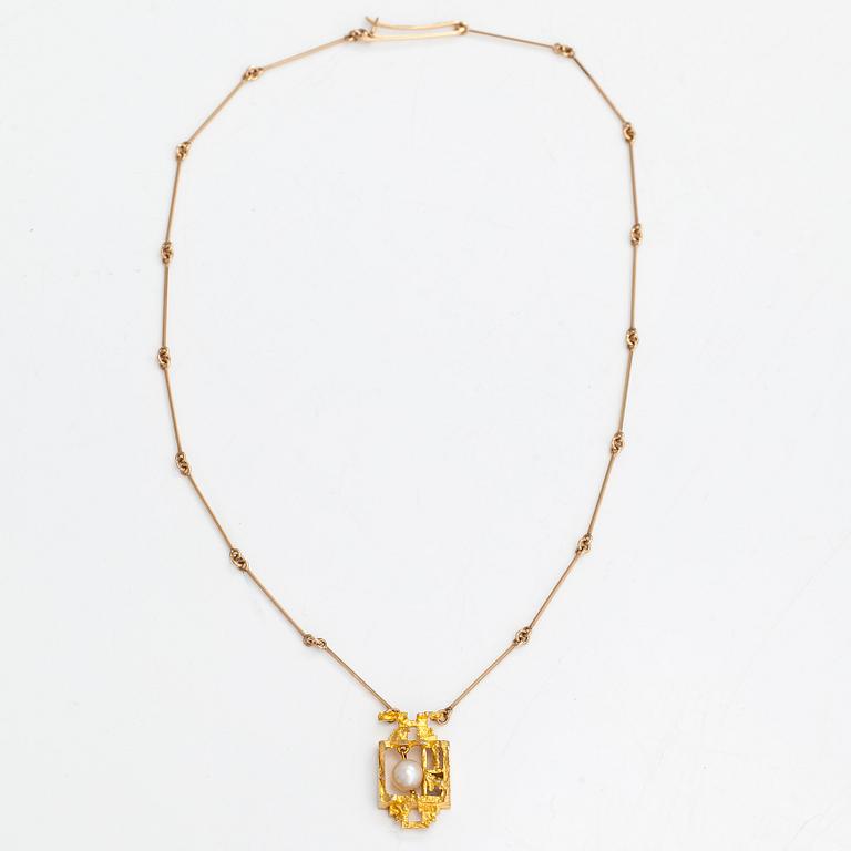 Björn Weckström, A 14K gold  'Magic pearl' necklace with a cultured pearl. Pekka Anttila for Kruunu-Koru/ Lapponia 1965.