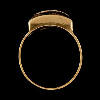 RING, 18k guld och onyx, Cecilia Johansson, Göteborg, 1969. Vikt 10 g.