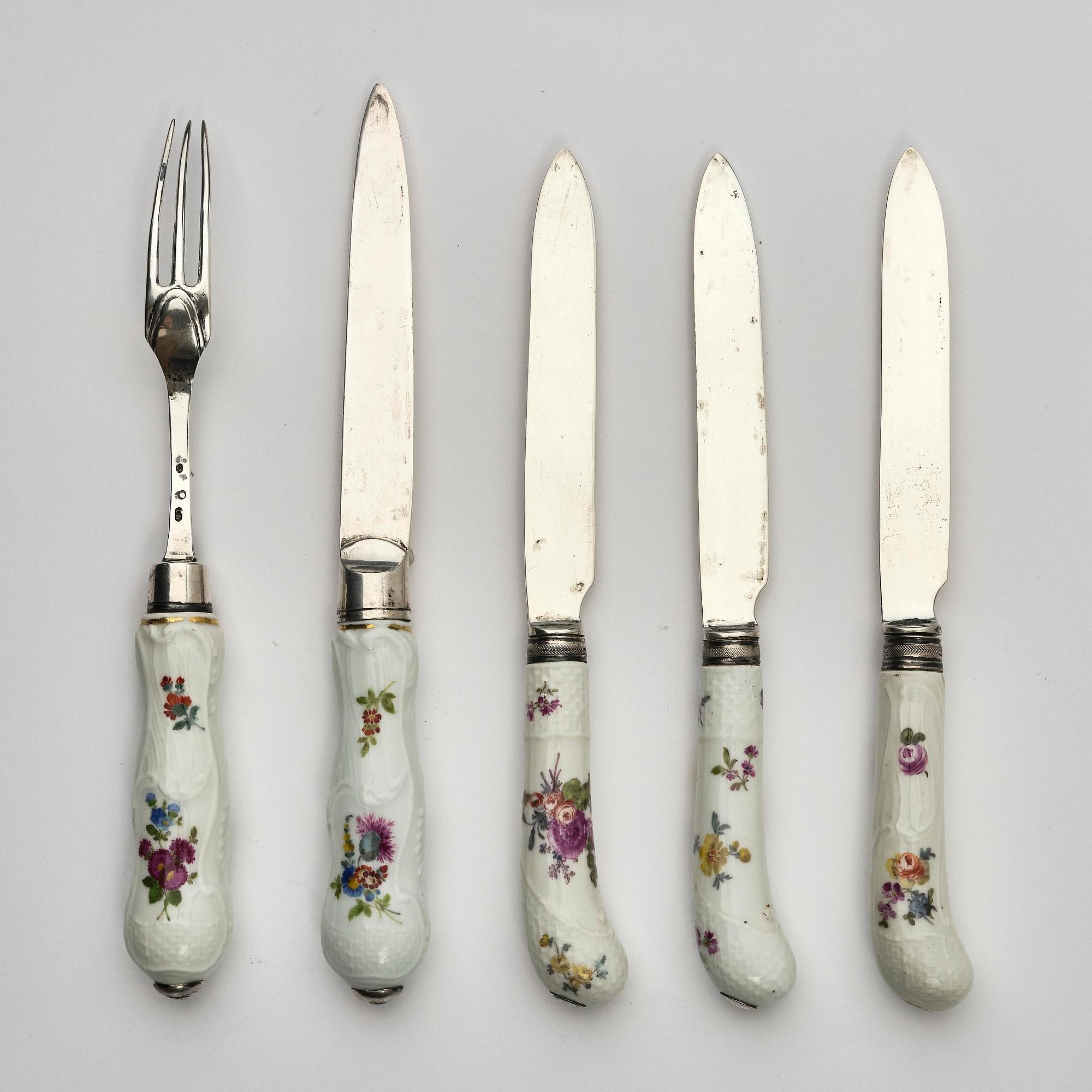 A matched set of cutlery, 18th century, presumably Meissen.