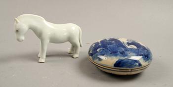 TEKANNOR, 2 st, DOSA, SKÅL, samt FIGURIN, porslin, Kina 1800/1900-tal.