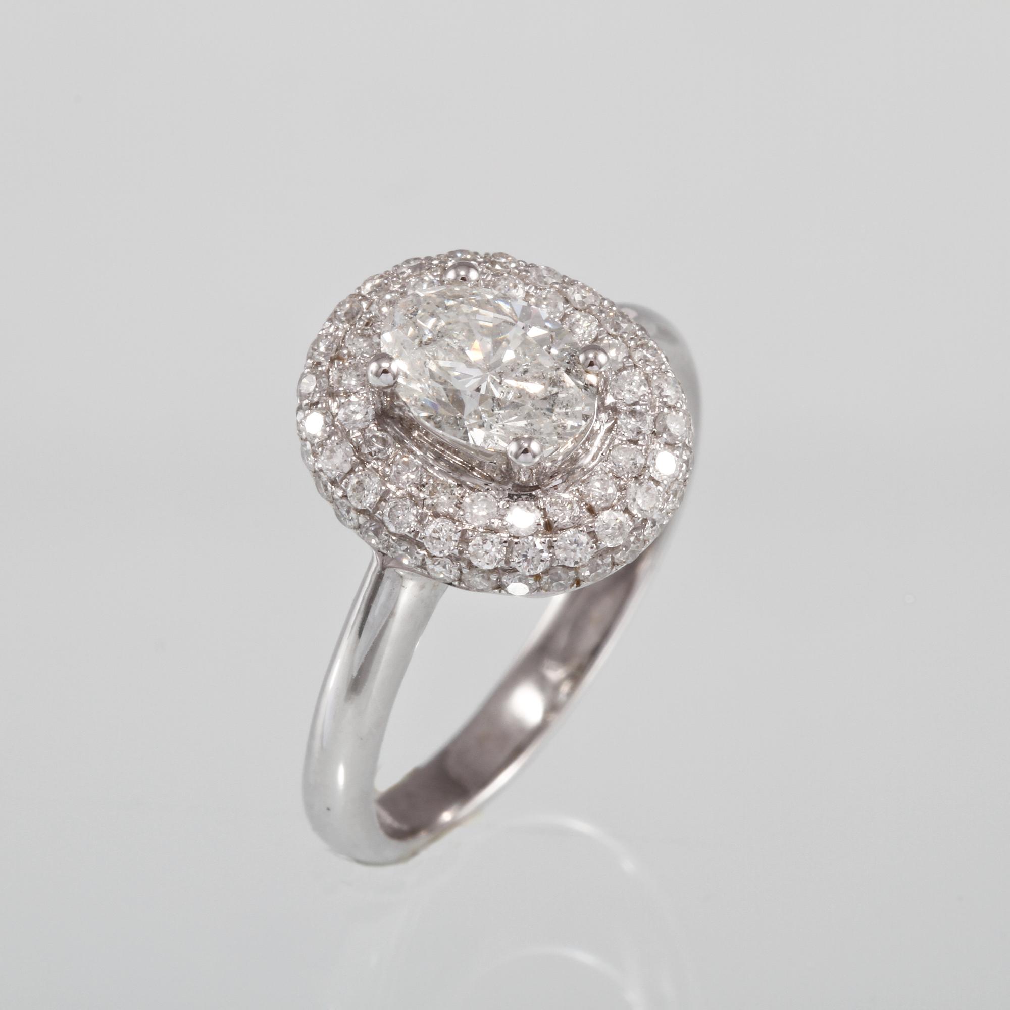 RING, 18K vitguld med briljantslipade diamanter ca 0.48 ct samt ovalslipad diamant ca 0.87 ct. Vikt 4,3 gram.