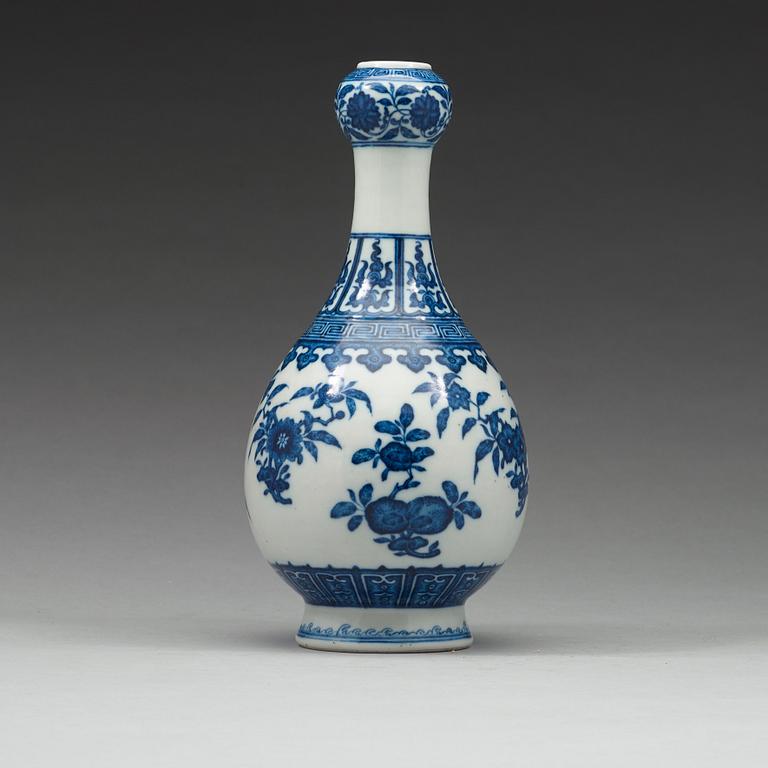 A blue and white 'garlic-head' vase, Qing dynasty, with Qianlongs mark.