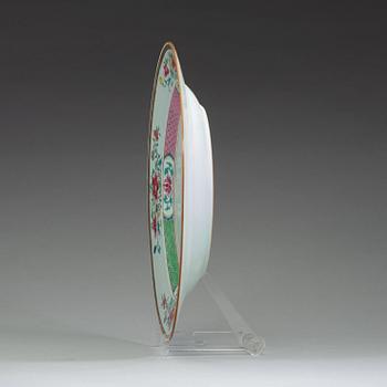 A large famille rose dish, Qing dynasty, Qianlong (1736-95).