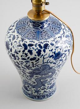 BORDSLAMPA, porslin, Kina, sannolikt 1900-/2000-tal.
