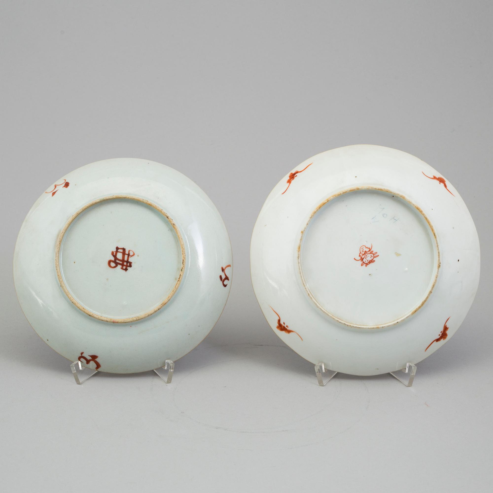 A CHINESE PORCELAIN BOWL AND FOUR PLATES, 18th/19th century.