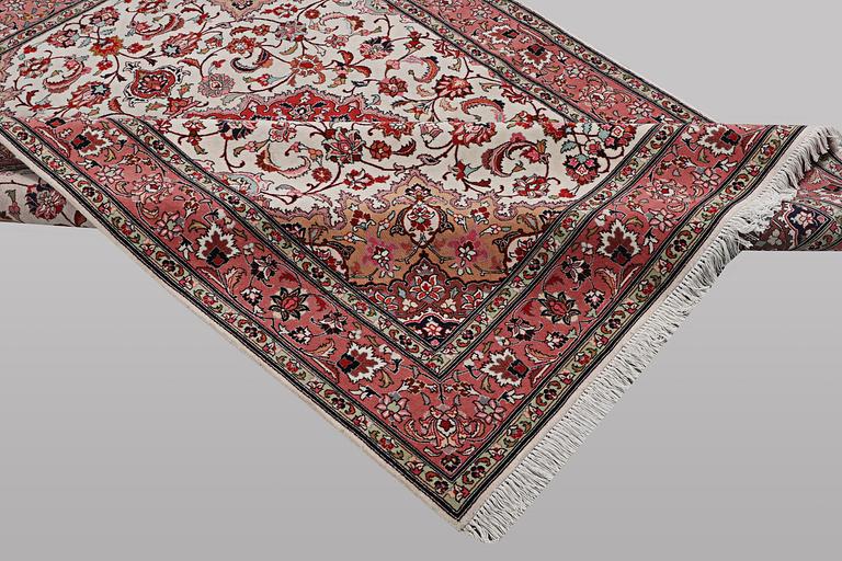 A rug, Tabriz, part silk, 50 Raj, ca 210 x 158 cm.