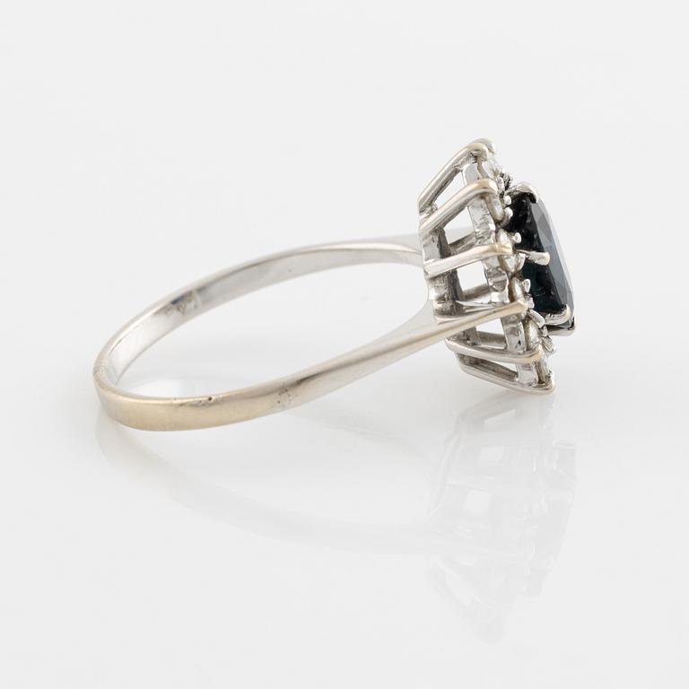 Ring med safir och briljantslipade diamanter.