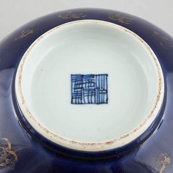 A porcelain powder blue bowl, China, 19th century.