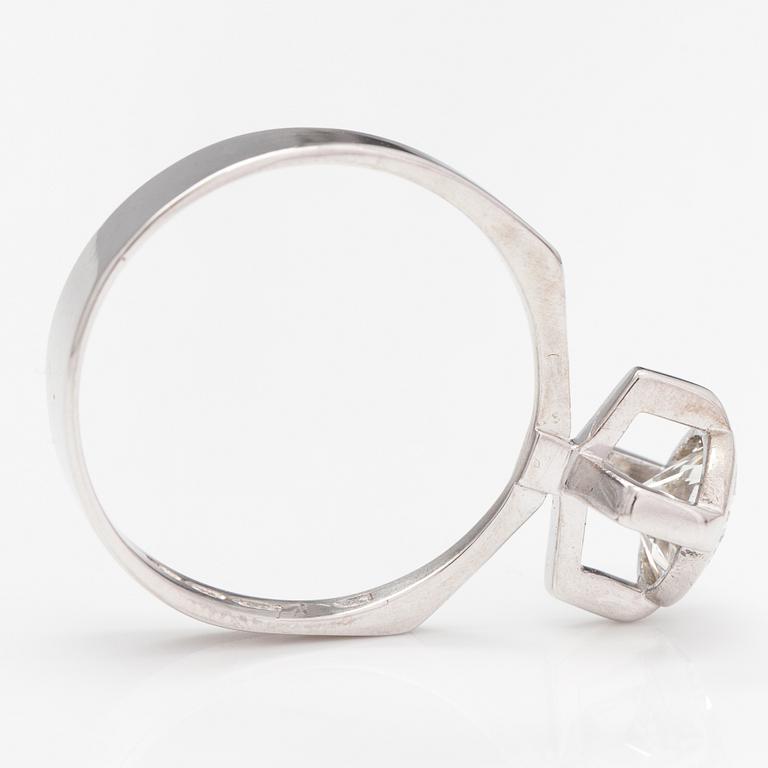 An 18K white gold ring with a ca. 1.10 ct diamond. Luolavuoren Kulta, Turku 1966. With certificate from Kultasarvi.