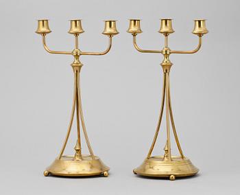 KANDELABRAR, ett par, mässing, Oscar Nilsson Eskilstuna. Jugend, 1900-talets början.