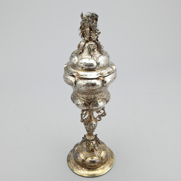 POKAL med LOCK, låghaltigt silver, nyrenässans, Tyskland, omkring 1900. Vikt ca 291g.