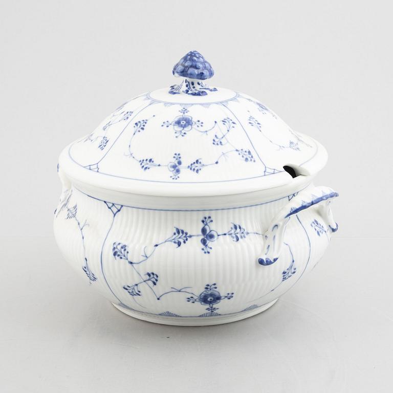 A Royal Copenhagen plain fluted/musselmalet tureen with cover, (1894-1900). Model no 224.