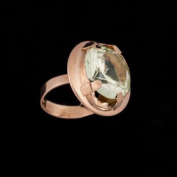 RING, 14K guld, syntetisk spinell, Korutuote 1974. Vikt 7,6 g.