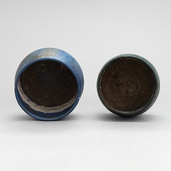 Kukkaruukkuja, 2 kpl, keramiikkaa, signeeratut AS. Suomi 1900-luvun loppupuoli.