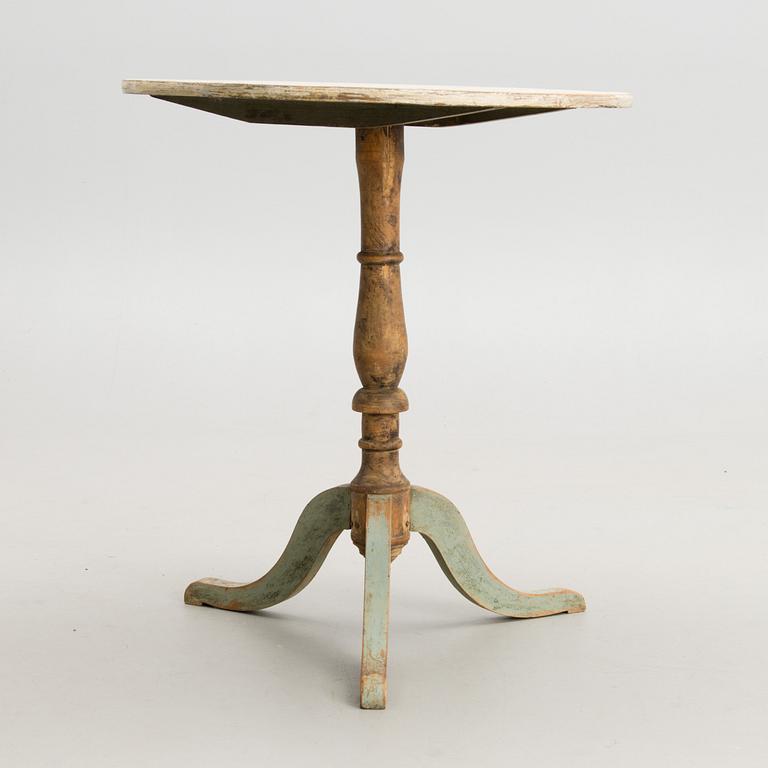 Tilt-top tripod table, 19th century.