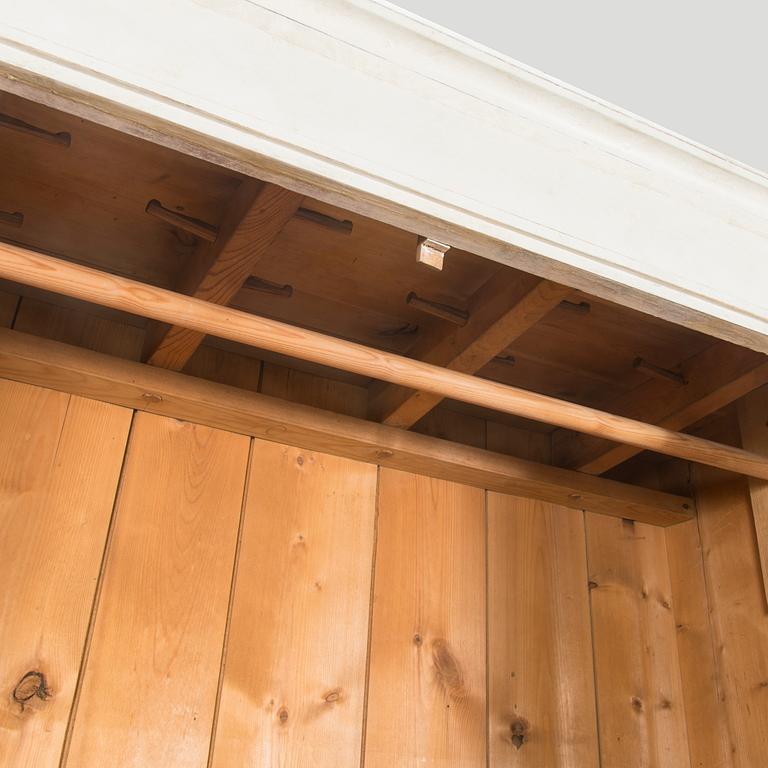 Klädskåp, 1900-tales första hälft.