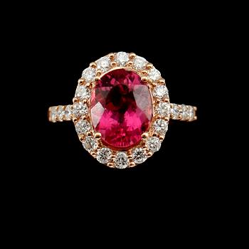 RING, 18 k guld, rosa turmalin 3.07 ct, briljantslipade diamanter tot 0.87 ct.