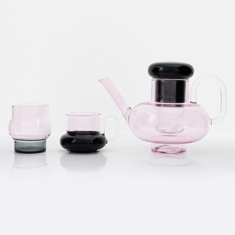 Tom Dixon, A 'Bump' glass teapot with for cups and a pair of glasses.