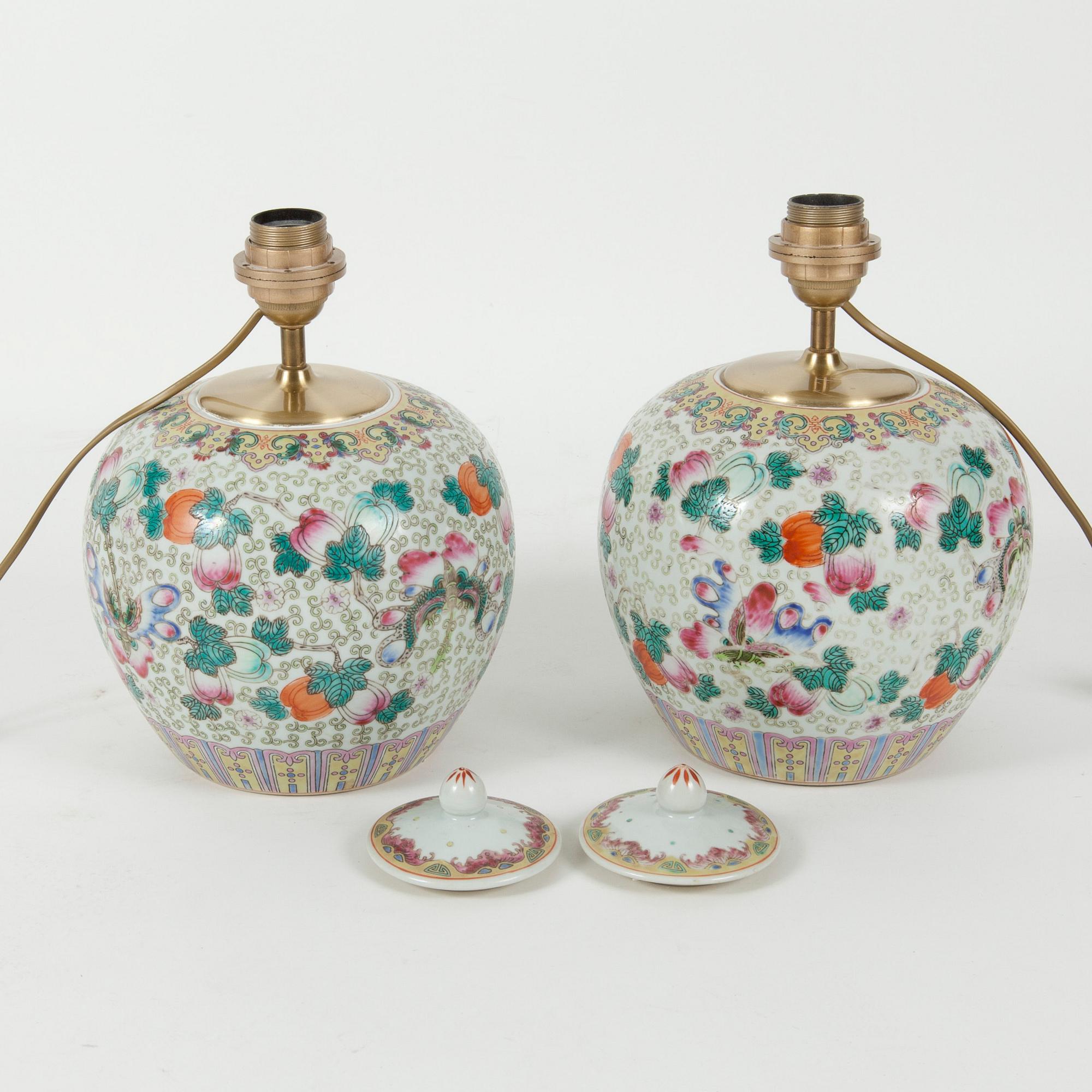 BORDSLAMPOR / BOJANER, ett par, porslin, Kina, 1900-tal.