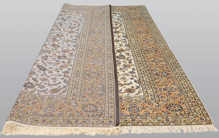 A carpet, Kashan, ca 400 x 289 cm.