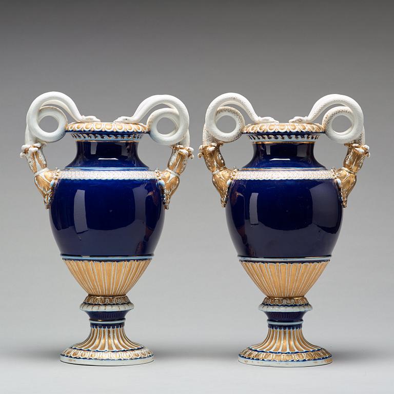 PRAKTURNOR, ett par, porslin. Meissen, omkring 1900.