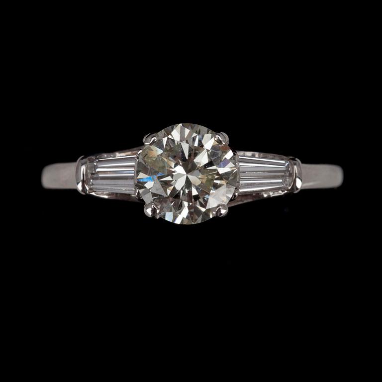 RING, vitguld 18K, briljantslipad diamant 1,19 ct samt 2 baguetteslipade diamanter tot. 0,20 ct.