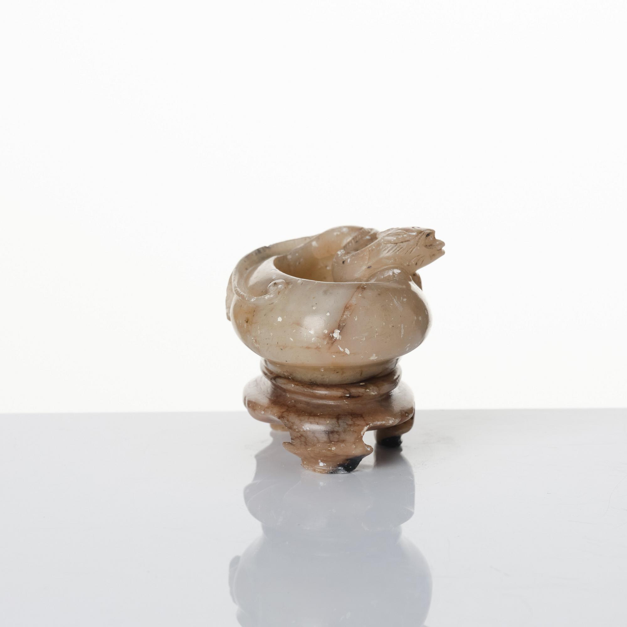 Penselbad soapstone, presentationsask för Hu Kaiwen med en målning signerad Lushu, sen Qingdynasti, 1900.