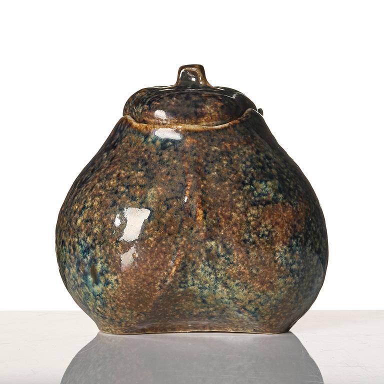 Anders & Bess Wissler, a stoneware pot with cover, Ateljé Solklinten, Mariefred, Sweden 1919.