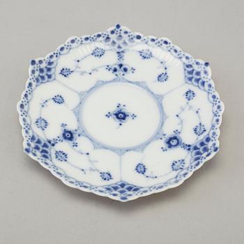 21 pieces of porcelain tableware from Royal Copenhagen, model "Musselmalet", 20th century.