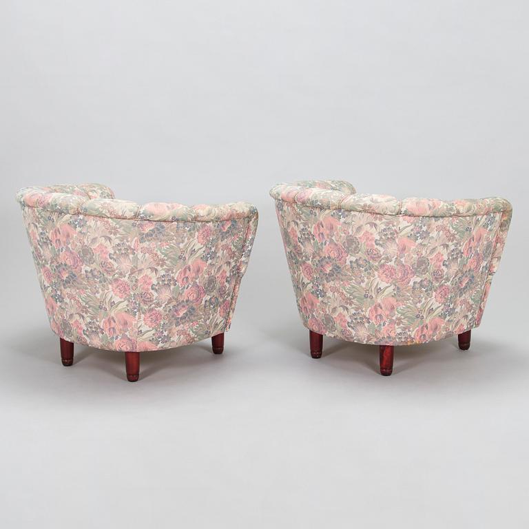 A pair of late 20th century armchairs.