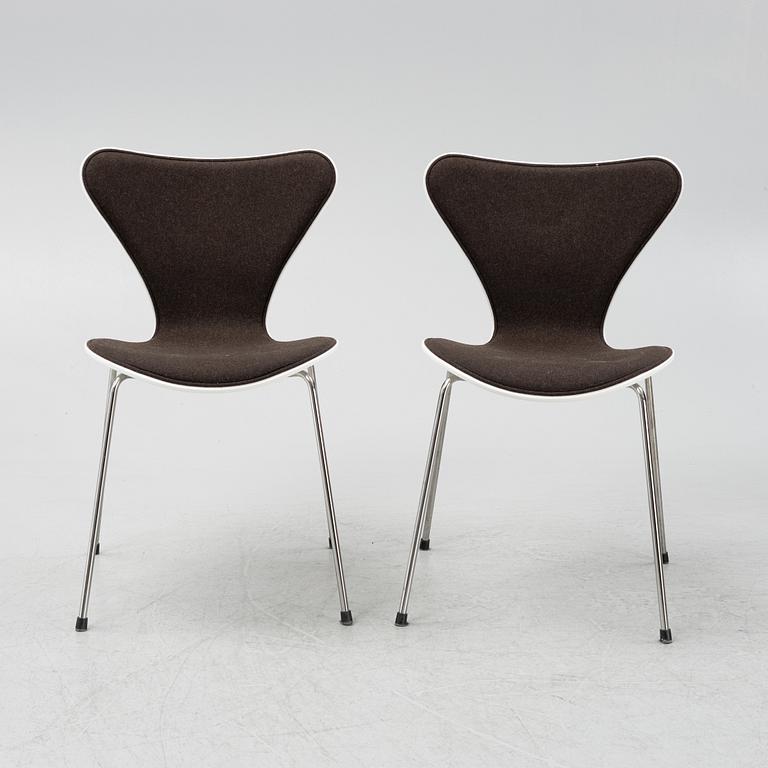 Arne Jacobsen, a set of five 'Series 7' chairs, Fritz Hansen 2013.