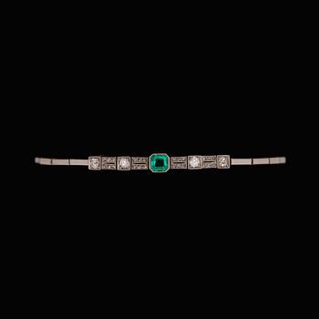 ARMBAND, smaragdslipad smaragd, gammal- och rosenslipade diamanter, tot. ca 0.50 ct. 1930-tal.