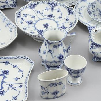 SERVISDELAR, 140 delar, "Musselmalet", porslin, Royal Copenhagen, 1900-talets andra hälft.